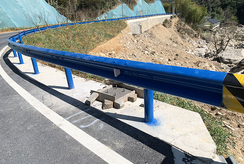 公路防護欄選擇什么漆？公路防撞護欄油漆怎么做？